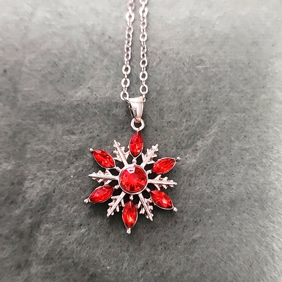 Red rhinestone Snowflake ❄️ necklace - Picture 1 of 5